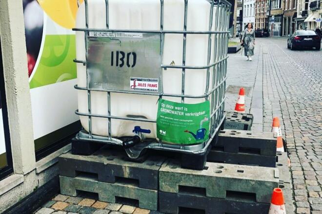 Buurtbewoners van de Sint-Katelijnestraat kunnen gratis water gaan halen aan de…